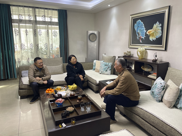 省都会更新集团等三家公司工会探望慰问退休职工