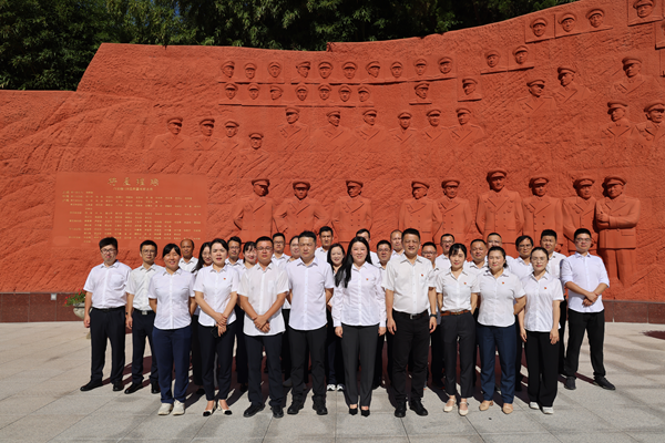 光影铭刻历史，，，初心映照未来——六安公司党总支开展主题党日活动