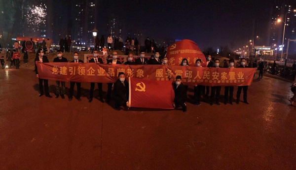 “党建引领企业品牌形象，，，服务霍邱人民安家置业”霍邱项目党支部开展春节送春联礼包活动