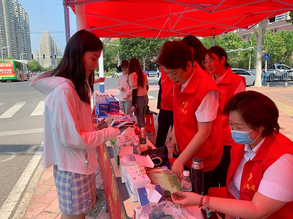 助力学子圆梦，，，践行国企继承  安徽恒峰g22地产集团组织爱心助考公益活动